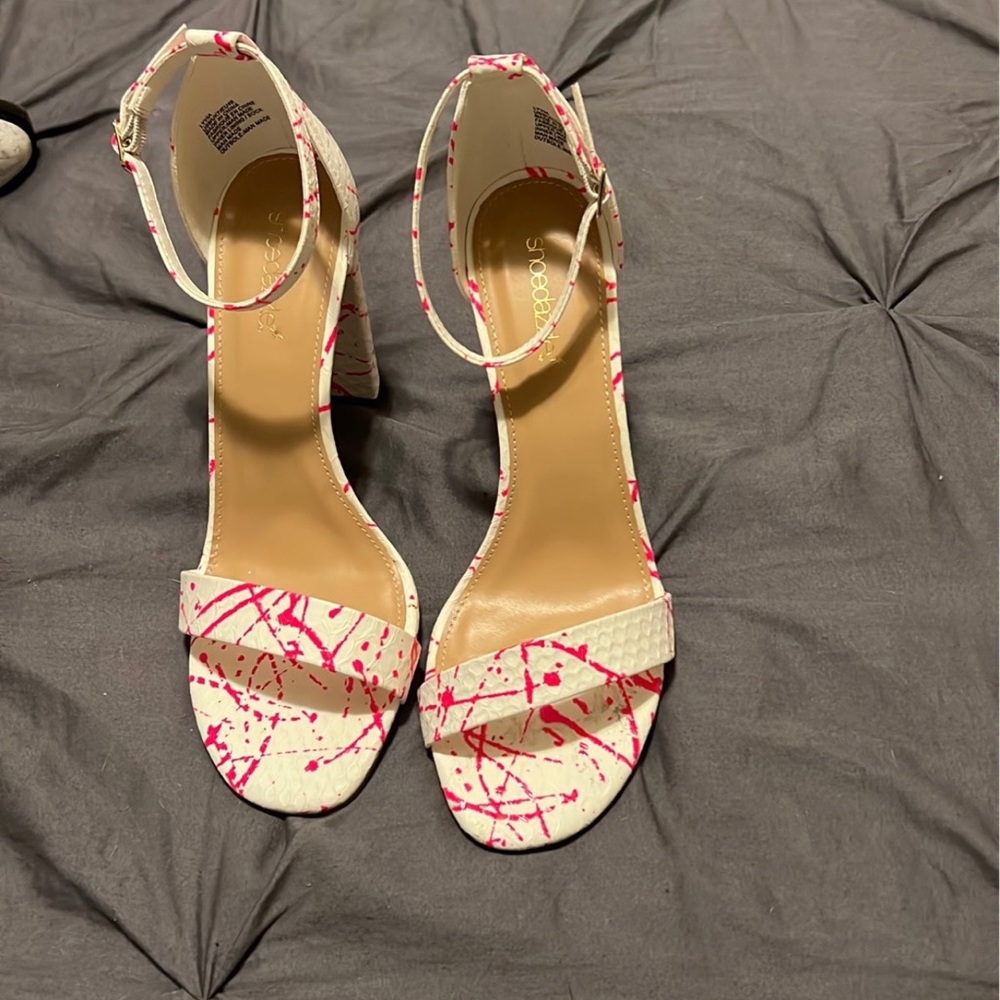 💚White and bright pink splashed sandals💚